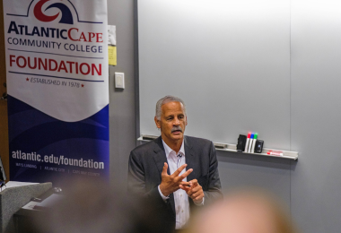 Stedman Graham speaking to the audience